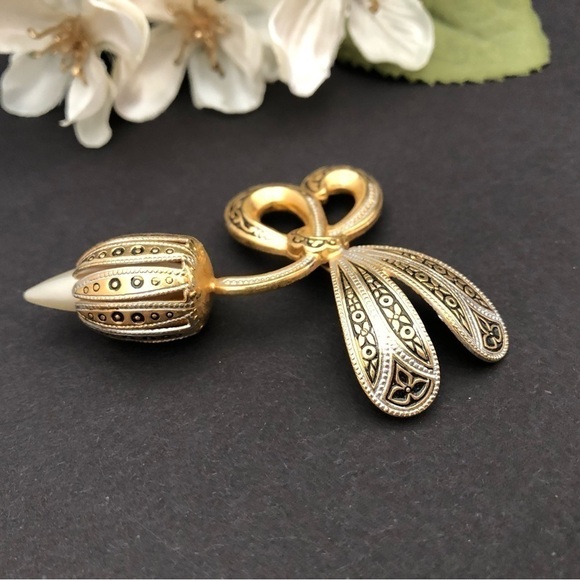Vintage Spanish Damascene Brooch – Gold Tone Floral Tulip with Bow - Picture 2 of 9